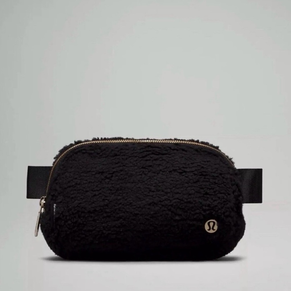 NEW NWT Lululemon Black and Gold Fleece Crossbody Everywhere Belt Bag Sherpa
